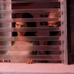 Juana Acosta y el director de la película, Imanol Uribe durante la preparación de un plano.