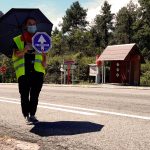 Uxue Olaverri, meritoria de producción en la serie Ana Tramel controlando el tráfico en la N-240-A